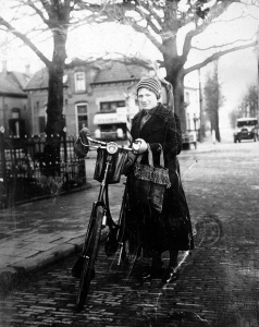 F46 Bertha Janssen met fiets ca 1930